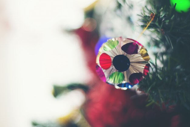 Chiuda in su dell&#39;albero di Natale decorato