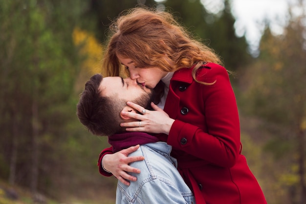 Chiuda in su dell'uomo che bacia la donna