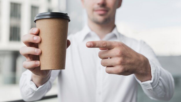 Chiuda in su dell'uomo che indica al caffè