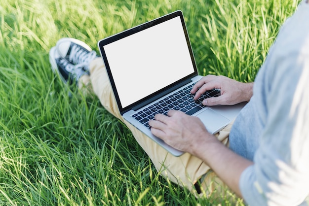 Chiuda in su dell&#39;uomo che lavora con il computer portatile