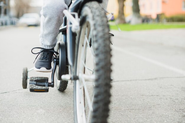 Chiuda in su della bici di guida del bambino all&#39;esterno