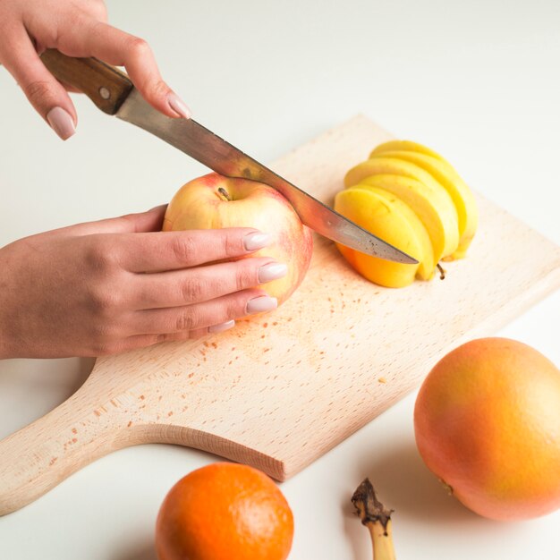 Chiuda in su della donna che prepara la colazione