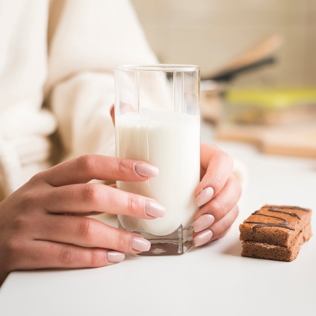 Chiuda in su della donna con latte