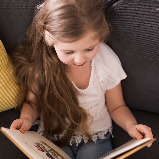 Chiuda in su della lettura della ragazza