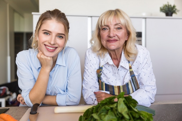 Chiuda in su della nipote sorridente con sua nonna