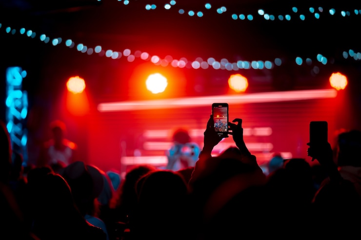 Foto gratuito chiuda in su della registrazione di video con lo smartphone durante un concerto