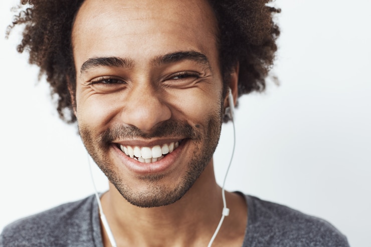 Foto gratuito chiuda in su di risata sorridente del giovane uomo africano felice.