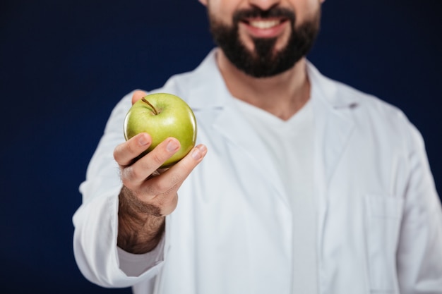 Chiuda in su di un medico maschio sorridente