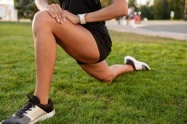 Chiuda in su di una donna di forma fisica in cuffie