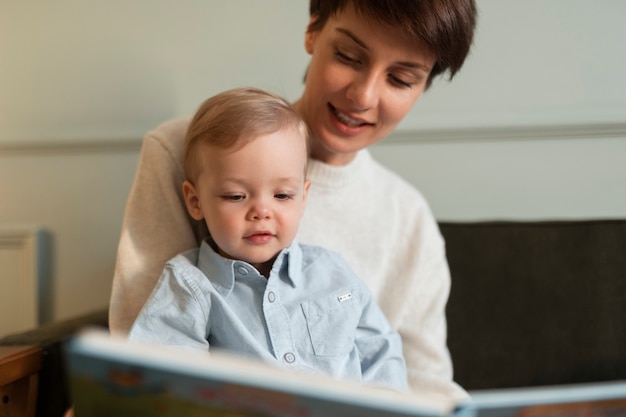 Chiuda in su donna sorridente e bambino