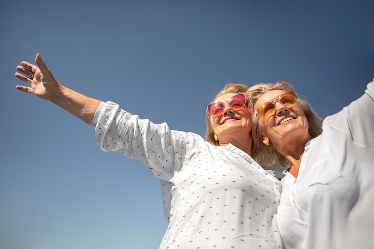Foto gratuito chiuda in su donne anziane felici