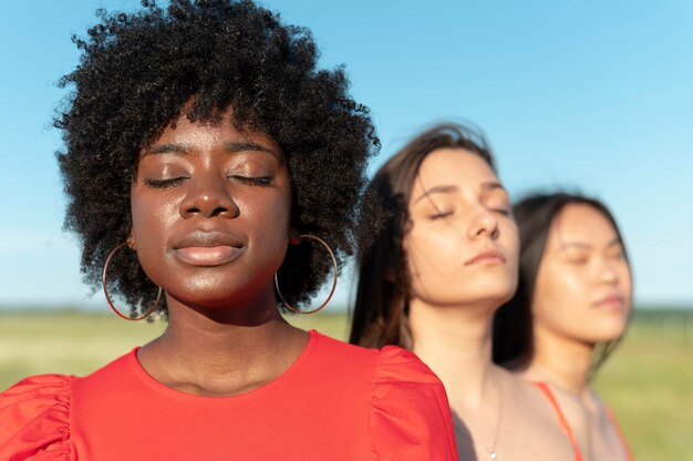 Chiuda in su donne sorridenti all'aperto