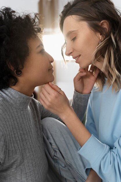 Chiuda in su donne sorridenti innamorate