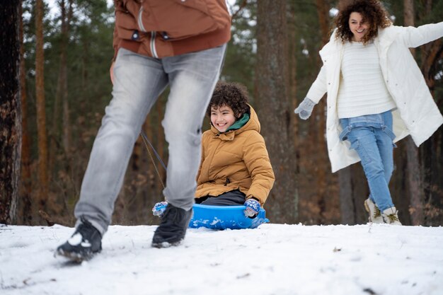 Chiuda in su famiglia felice divertendosi