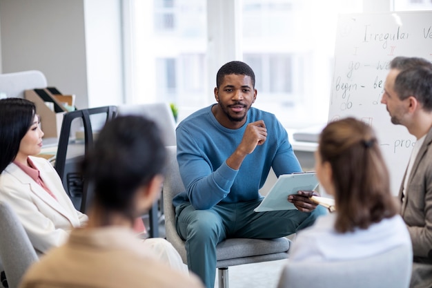 Chiuda in su le persone che studiano la lingua insieme