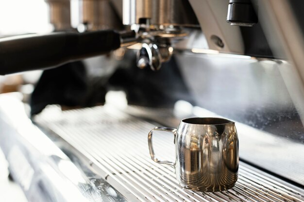 Chiuda in su macchina da caffè e tazza