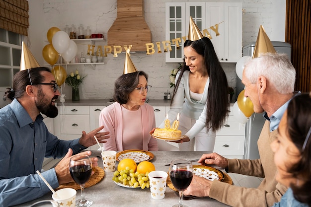 Chiuda in su persone felici che celebrano