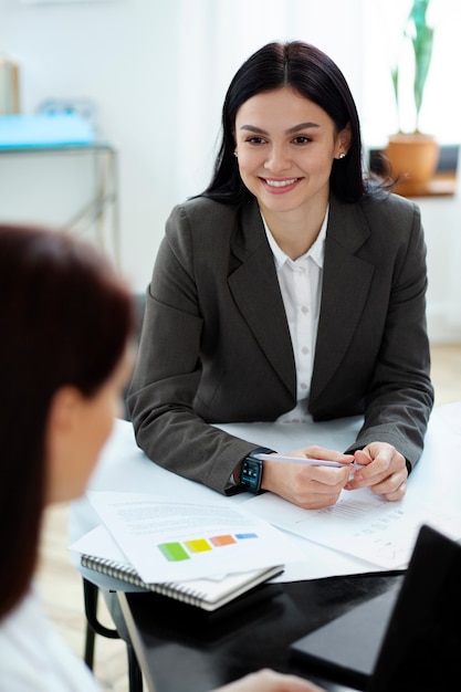 Chiuda in su persone sorridenti al lavoro