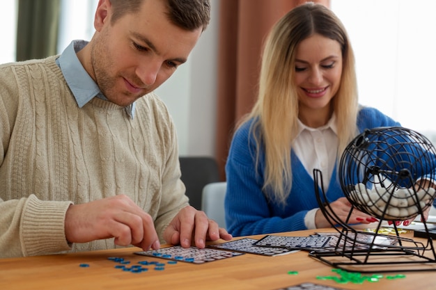 Chiuda in su persone sorridenti che giocano a bingo