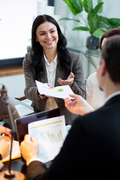 Chiuda in su persone sorridenti che lavorano insieme