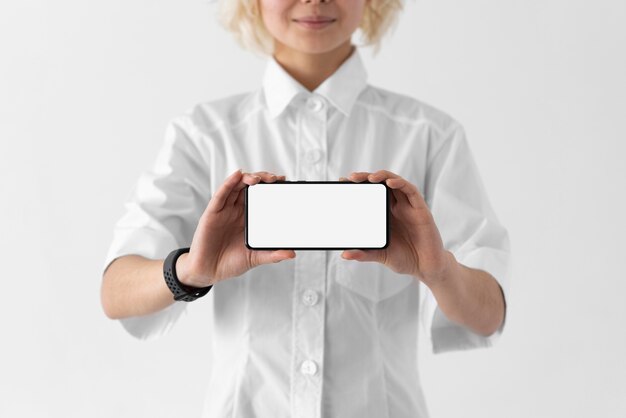 Chiuda in su smartphone della holding della donna