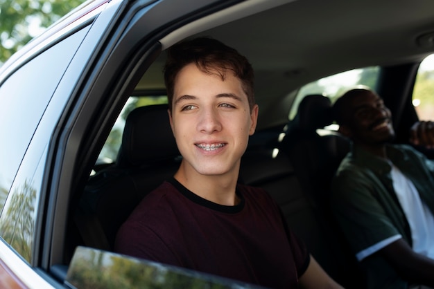 Chiuda in su uomini sorridenti in macchina