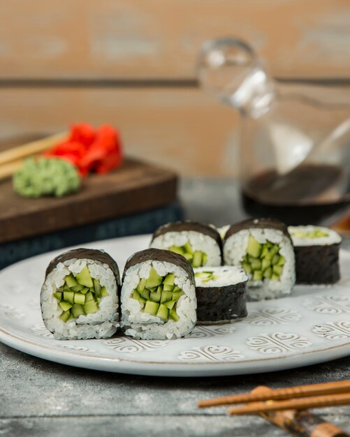 Chiuda su del piatto dei rotoli di sushi del cetriolo del rotolo di kappamaki