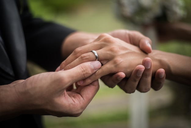 Chiuda su dello sposo porta la sposa dell&#39;anello nel giorno delle nozze. Amore, felice sposare concetto.