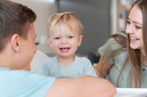 Chiuda sui genitori felici con il bambino di smiley