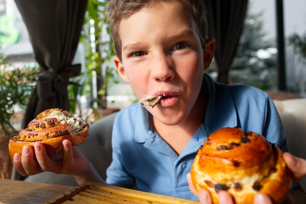 Chiuda sul bambino che mangia il dessert