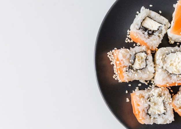 Chiuda sul colpo del piatto dei sushi con copia-spazio