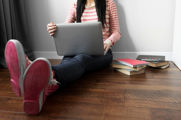 Chiuda sul computer portatile della holding dello studente