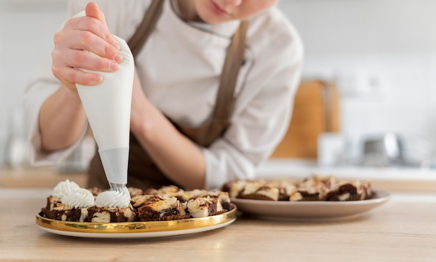 Chiuda sul cuoco che prepara il dessert