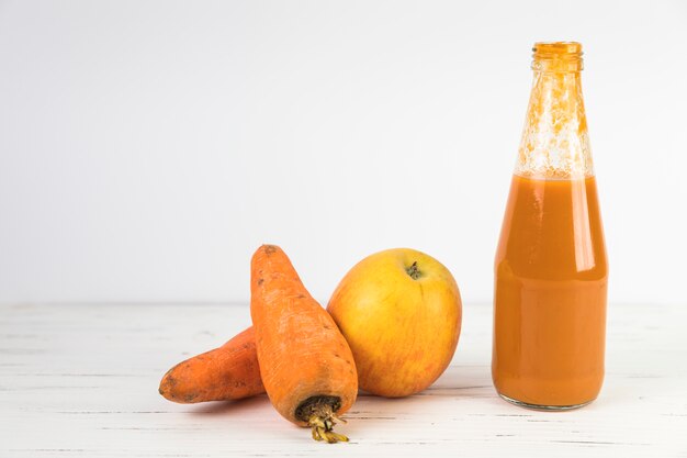 Chiuda sul frullato casalingo della carota sulla tavola