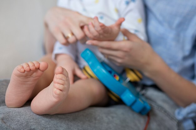 Chiuda sul genitore che tiene bambino sveglio