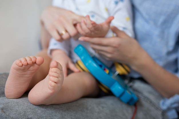 Chiuda sul genitore che tiene bambino sveglio