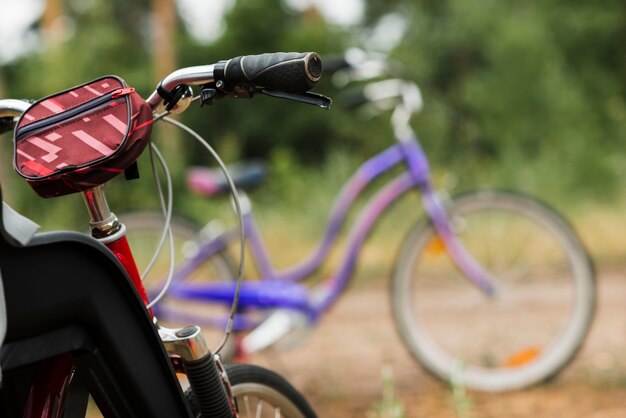 Chiuda sul manubrio della bici con la bici defocused