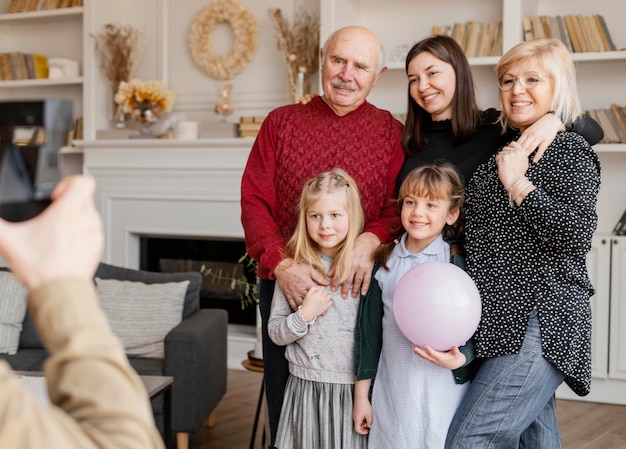 Chiuda sul membro della famiglia che cattura le foto