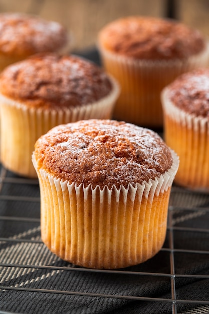 Chiuda sul muffin con zucchero a velo