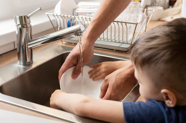 Chiuda sul piatto di lavaggio del bambino
