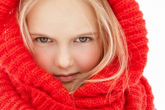 Chiuda sul ritratto altamente dettagliato di bella bambina con capelli biondi e pelle sana e pulita