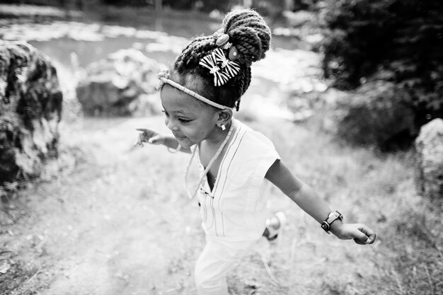 Chiuda sul ritratto della neonata africana che cammina al parco