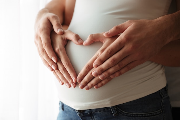 Chiuda sul ritratto delle mani dell'uomo e della donna