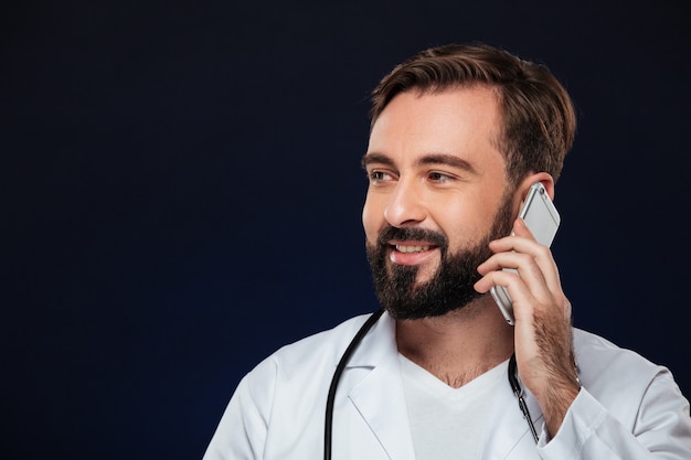 Chiuda sul ritratto di un medico maschio sorridente