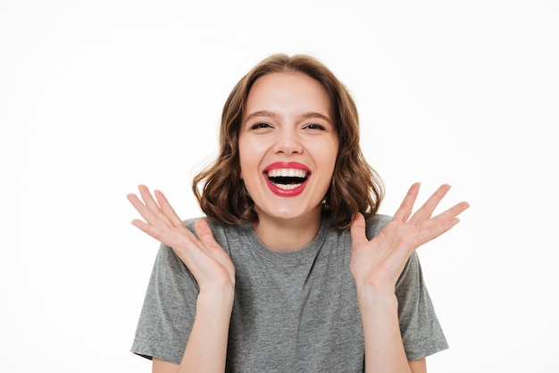 Chiuda sul ritratto di una donna sorridente emozionante