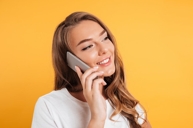 Chiuda sul ritratto di una ragazza sorridente adorabile