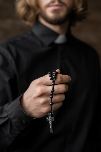 Chiuda sul rosario della holding dell'uomo