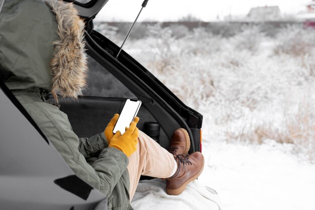 Chiuda sul viaggiatore che tiene smartphone