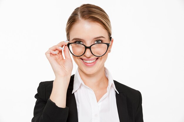 Chiuda sull'immagine della donna bionda sorridente di affari in occhiali