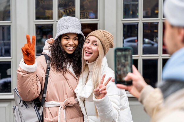 Chiuda sull'uomo che cattura foto delle ragazze